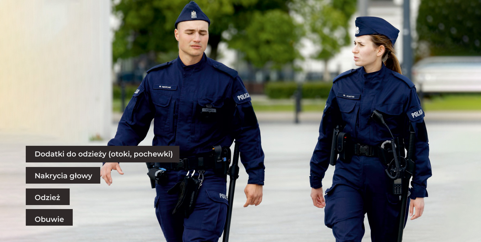 Odzież policyjna - policjantka i policjant idący ulicą